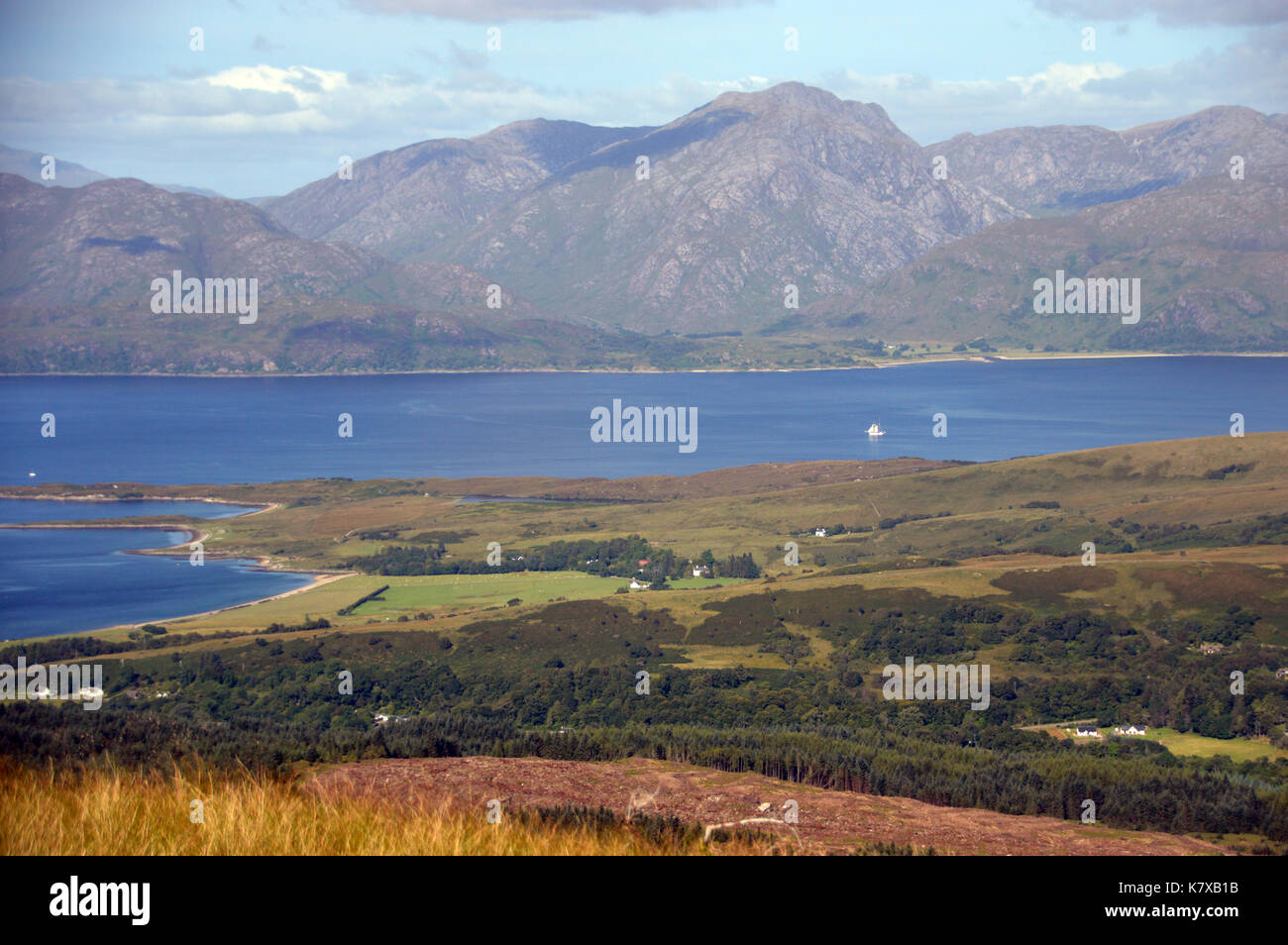 La montagne écossaise corbett garbh bheinn ardgour sur donnant sur un bateau à voile sur le Loch Linnhe à partir de la crête de l'ouest de l'fraochaidh Corbett. Banque D'Images