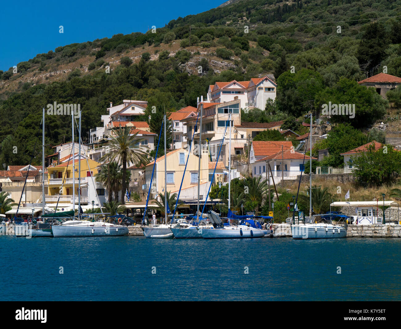 Yachts sur le quai de la ville à Ay Effimia, Kefalonia ( Cefalonia ), Grèce Banque D'Images