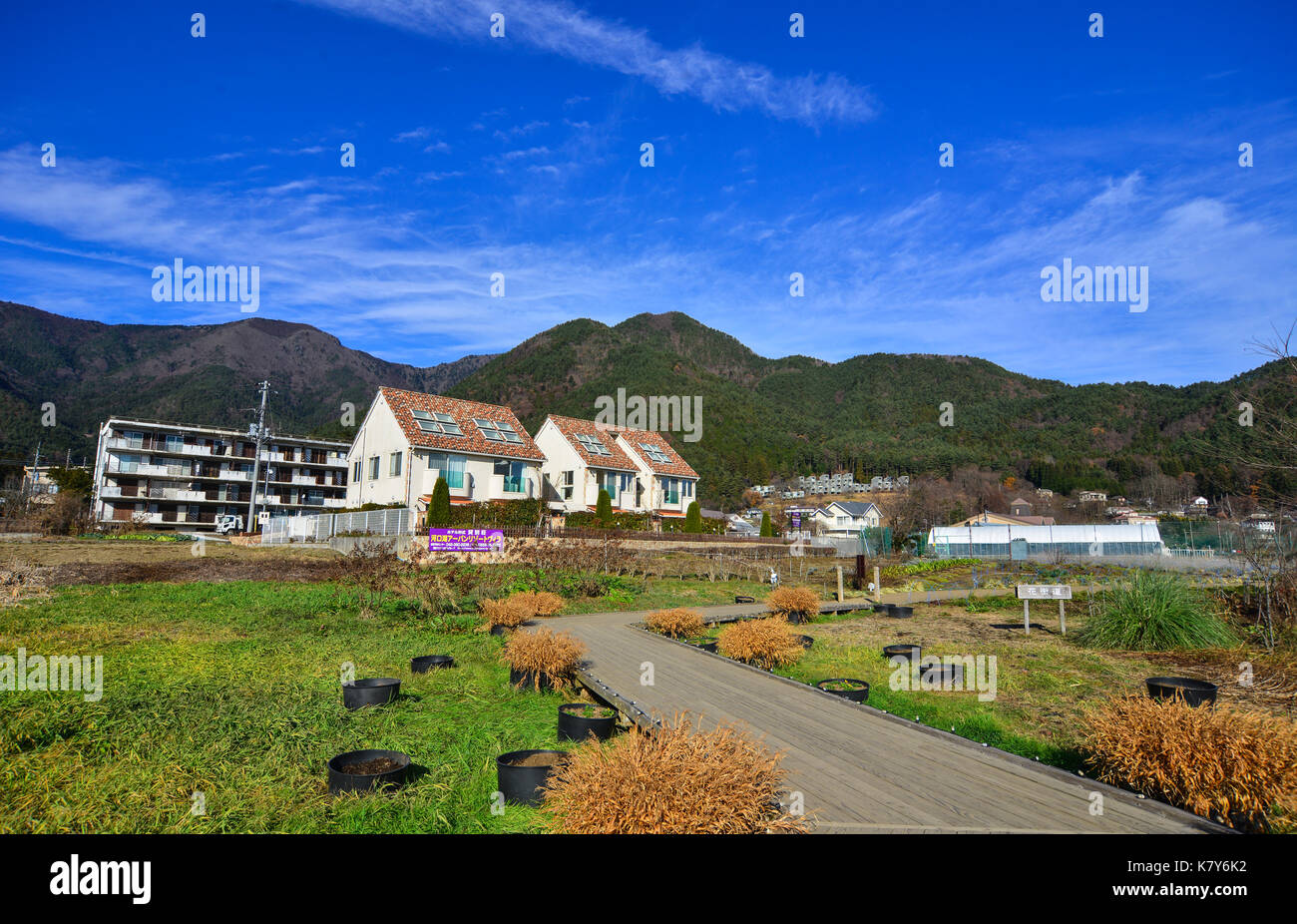 Yamanashi, Japon - Dec 4, 2016. vue de kawaguchiko ville à la journée ensoleillée à Yamanashi, au Japon. Le paysage naturel et les sites culturels de Yamanashi ar Banque D'Images