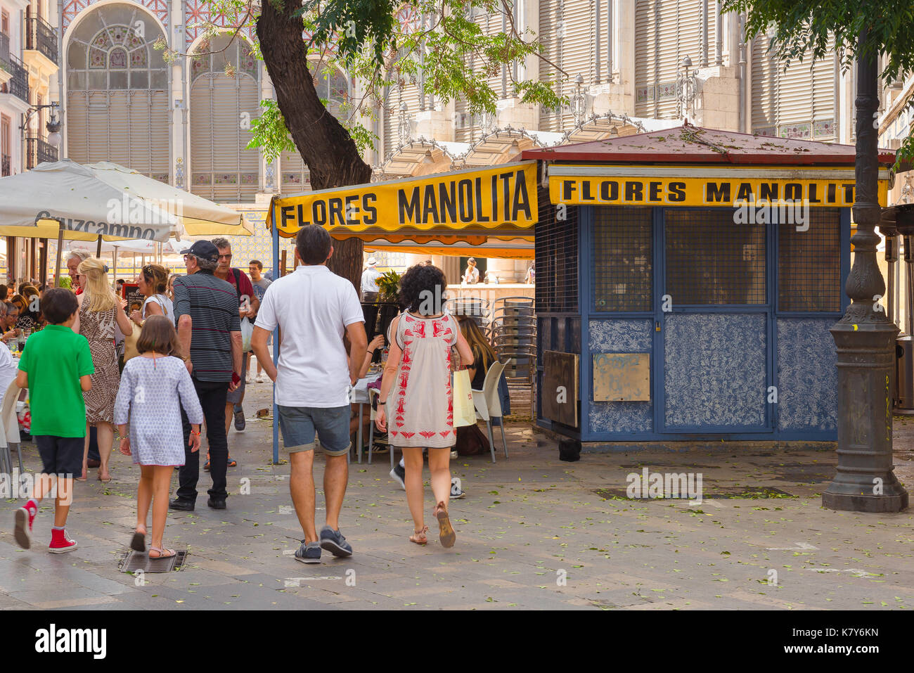 Vacances en famille Espagne, vue arrière d'une famille en vacances en marchant vers le marché central (Mercado Central) dans le quartier de la vieille ville de Valence, Espagne Banque D'Images