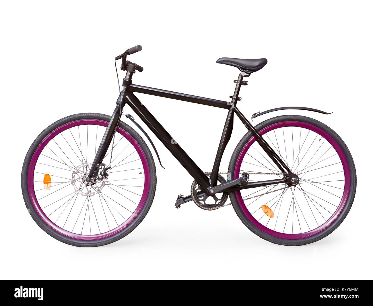 Vélo urbain simple fixe noir et violet whells. isolé sur blanc, chemin de détourage inclus Banque D'Images