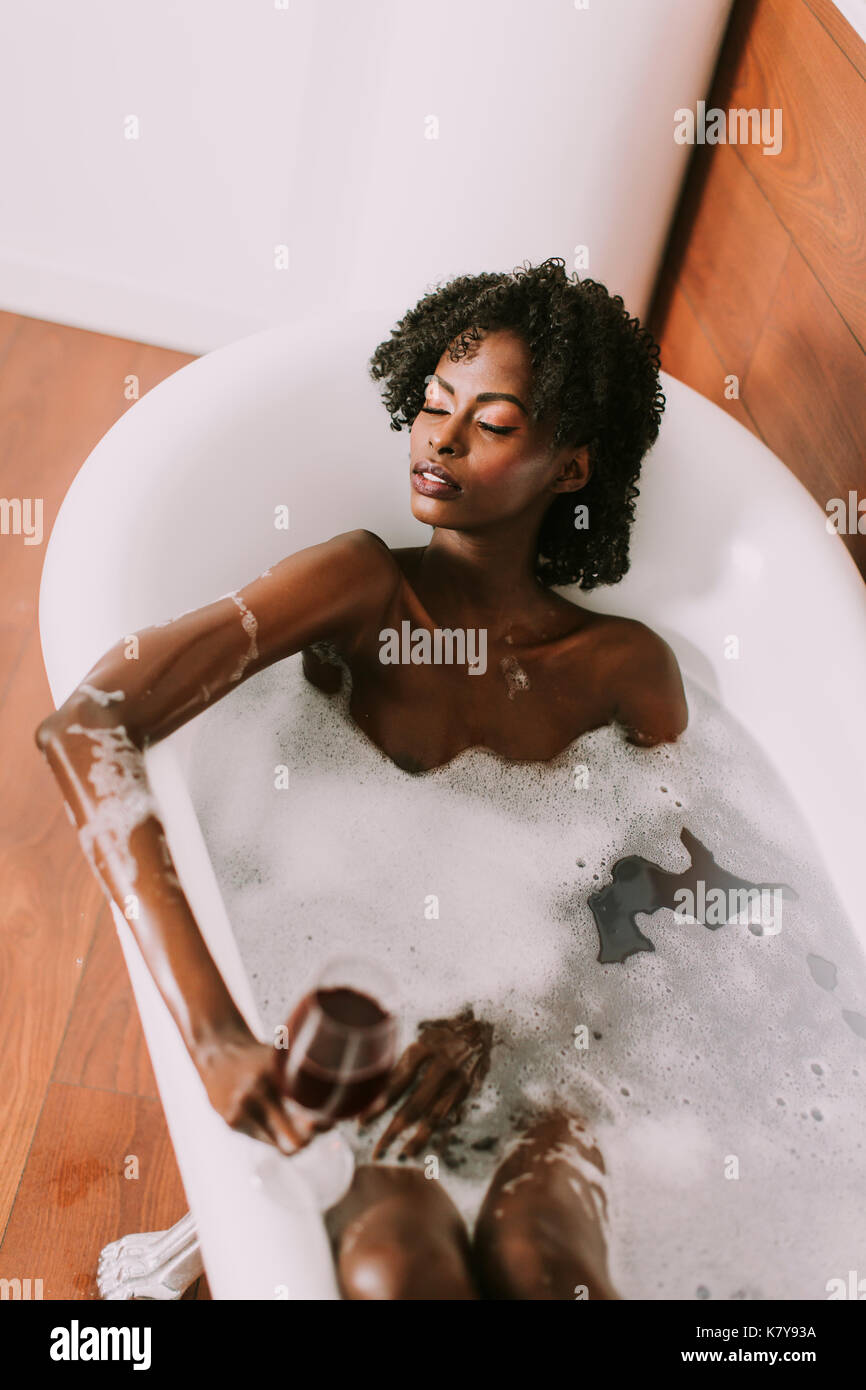 Vue supérieure à un jeune afro-américain young woman in bath avec mousse Banque D'Images