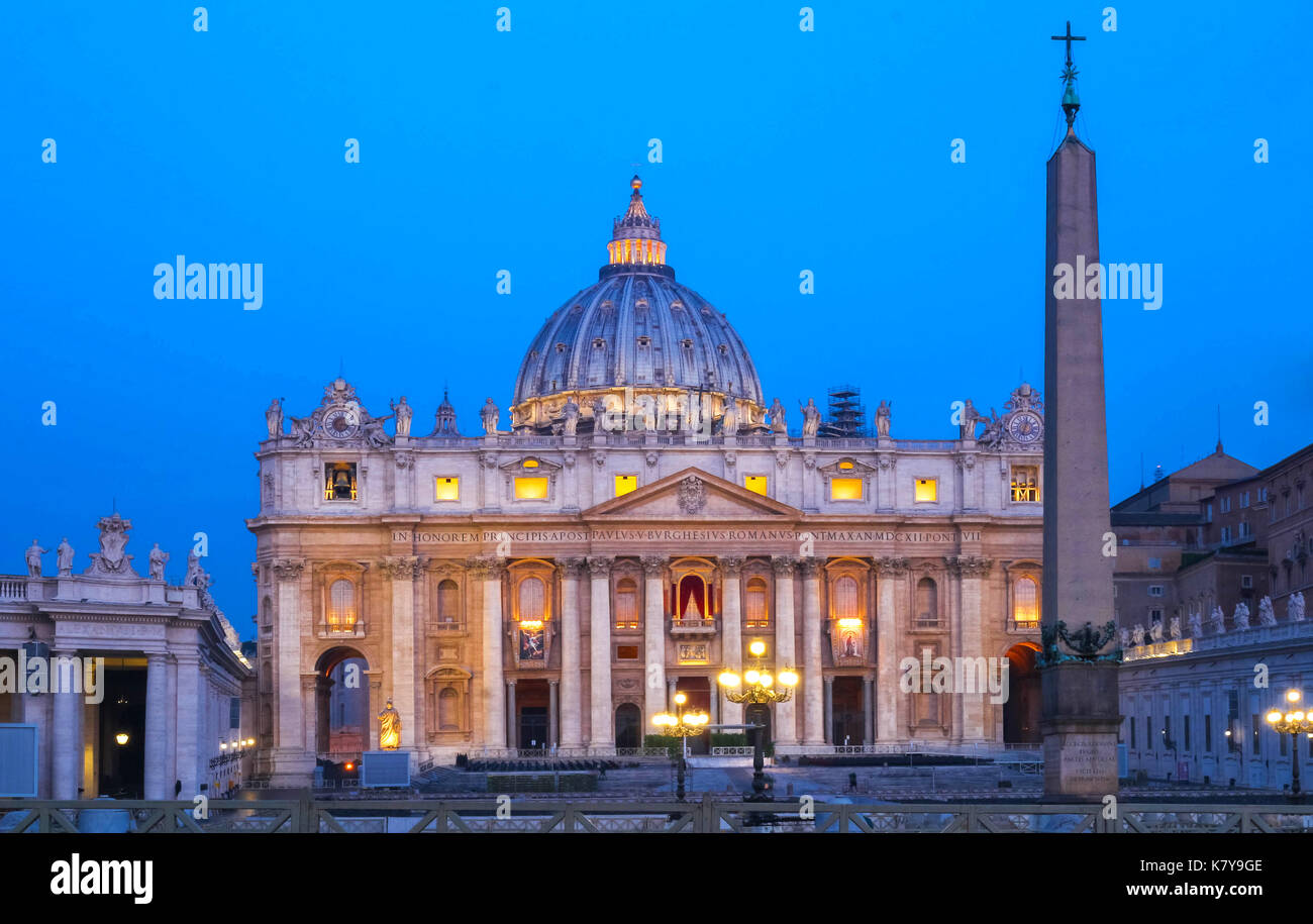 La basilique Saint-Pierre dans la soirée, Rome, Italie. Banque D'Images