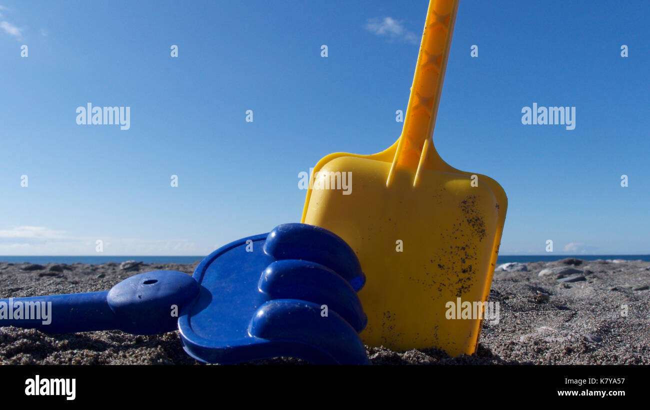 Les jouets en plastique de couleur vive à la plage Banque D'Images