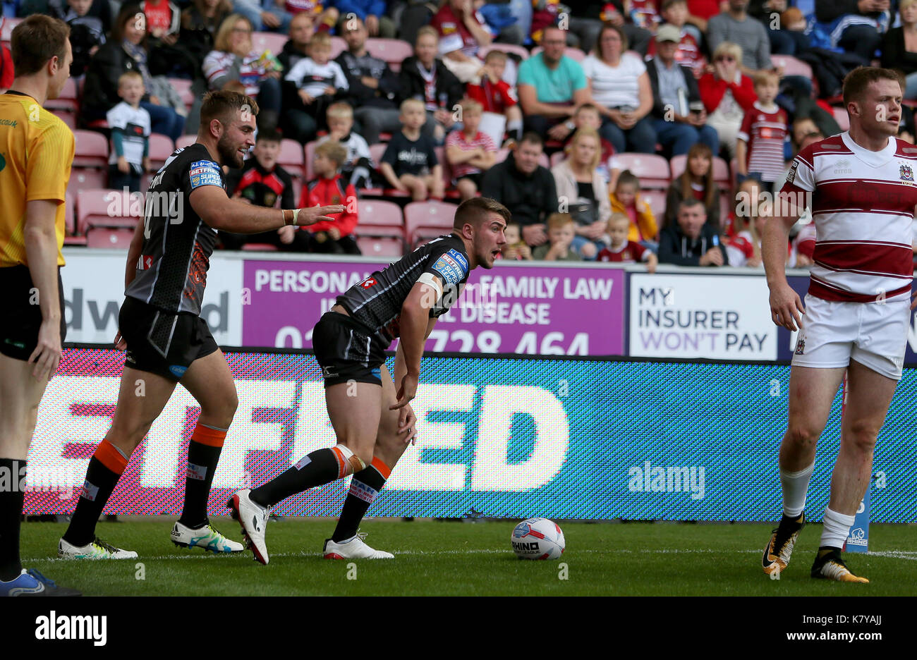 Castleford tigers greg minikin et Mike mcmeeken célébrer un essai pendant le super 8s match à la DW Stadium, Wigan. Banque D'Images