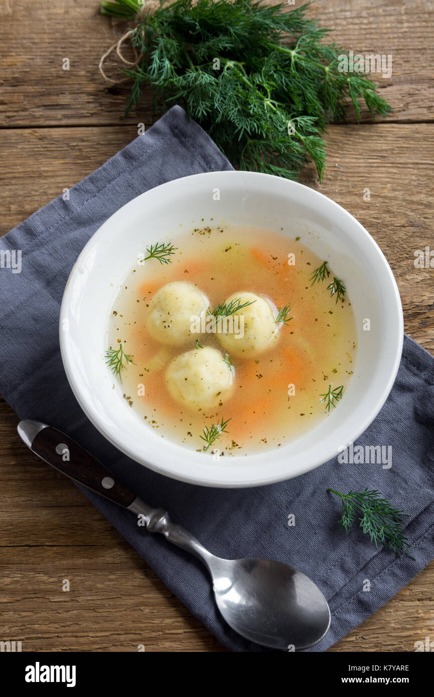 Boule matzoh. soupe cuisine traditionnelle juive, de matzo ball soupe avec des légumes. Banque D'Images