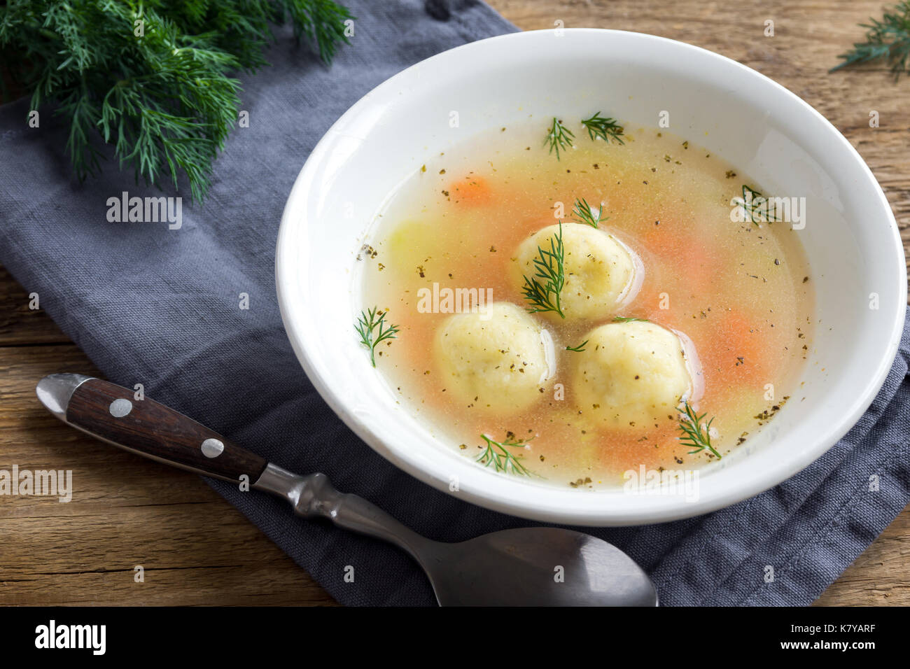 Boule matzoh. soupe cuisine traditionnelle juive, de matzo ball soupe avec des légumes. Banque D'Images