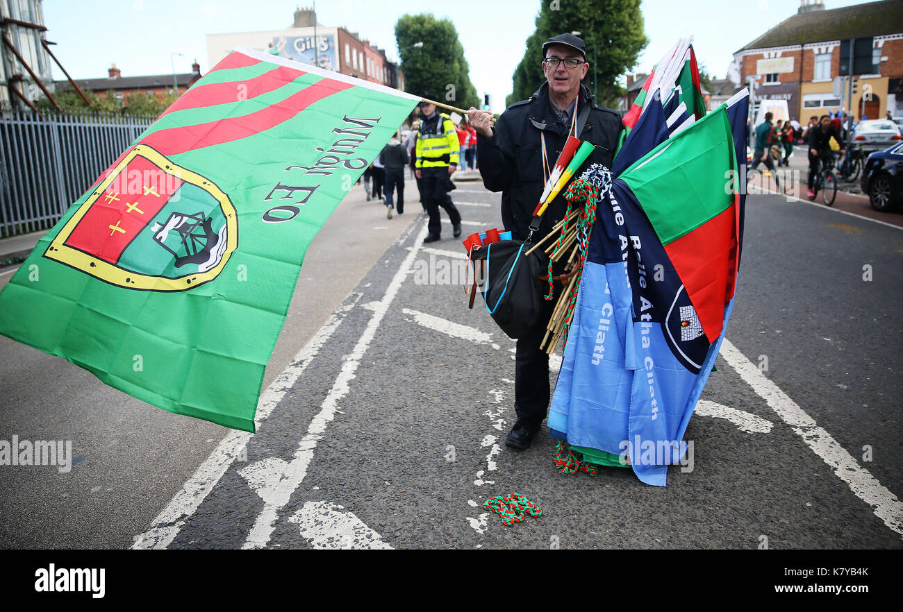 Les chapeaux et foulards un "vendeur" de l'avant du tout-Irlande finale de  football entre Dublin et mayo au Croke Park de Dublin Photo Stock - Alamy