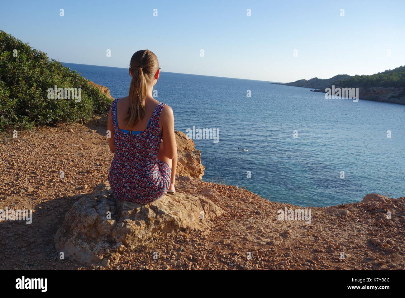 Jeune fille blonde à la direction de la plage de cala sa Caleta ou bol nou,  Espagne Photo Stock - Alamy