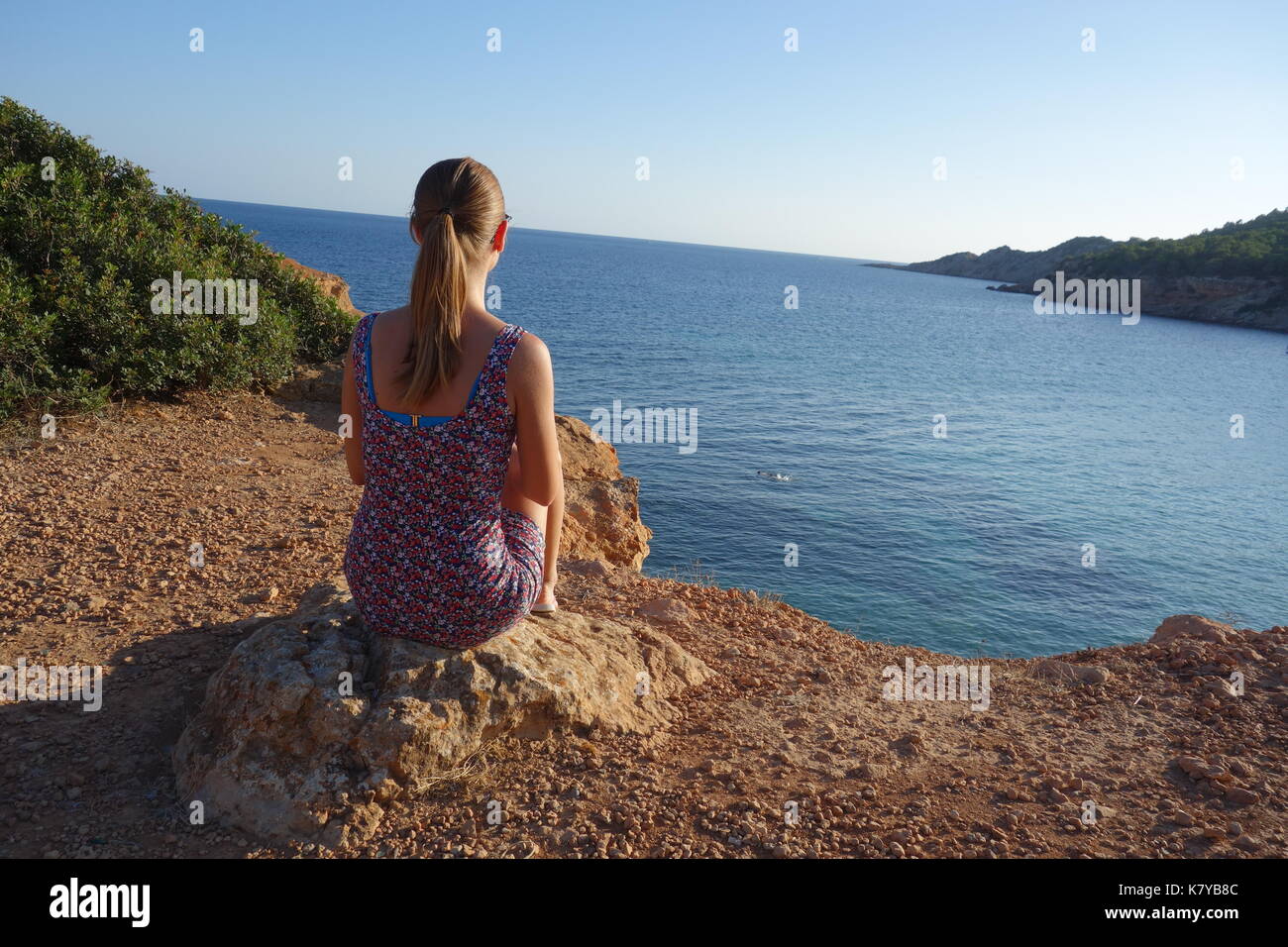 Jeune fille blonde à la direction de la plage de cala sa Caleta ou bol nou, Espagne Banque D'Images