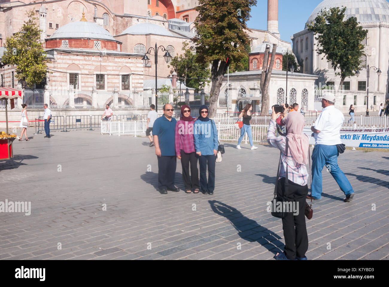 Une femme prend une photo à côté de Sainte-sophie à Istanbul Turquie Banque D'Images