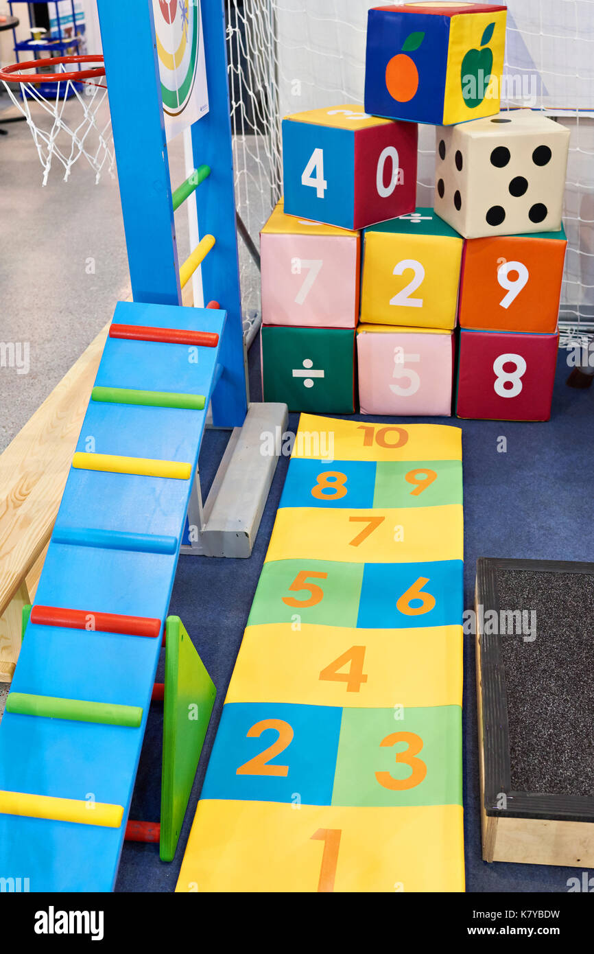 Aire de jeux pour les petits enfants avec des cubes colorés Banque D'Images