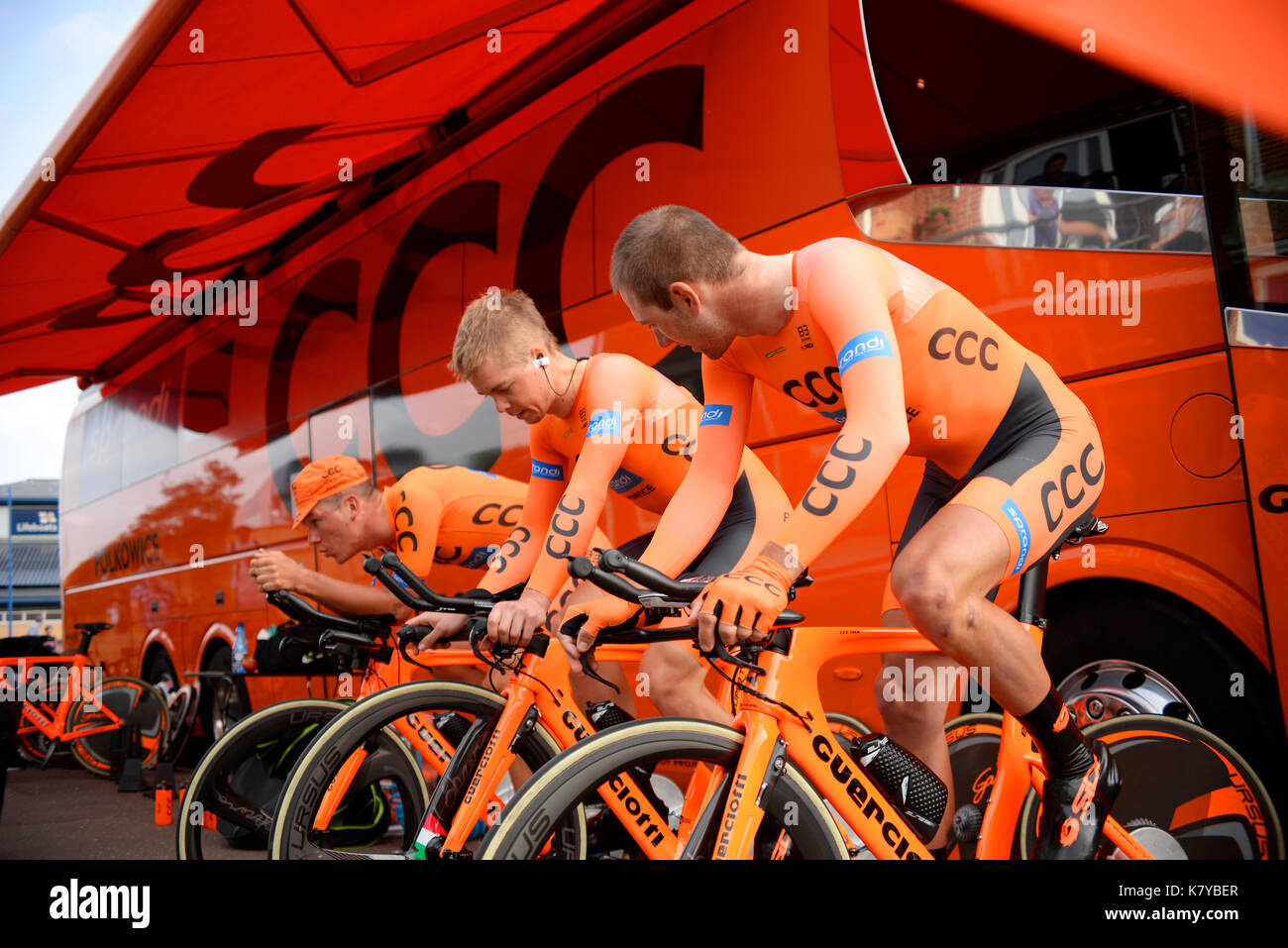 Team CCC Sprandi Polkowice qui se prépare pour la 5e étape de l'OVO Energy Tour of Britain Tendring Time Trial, Clacton, Essex Banque D'Images