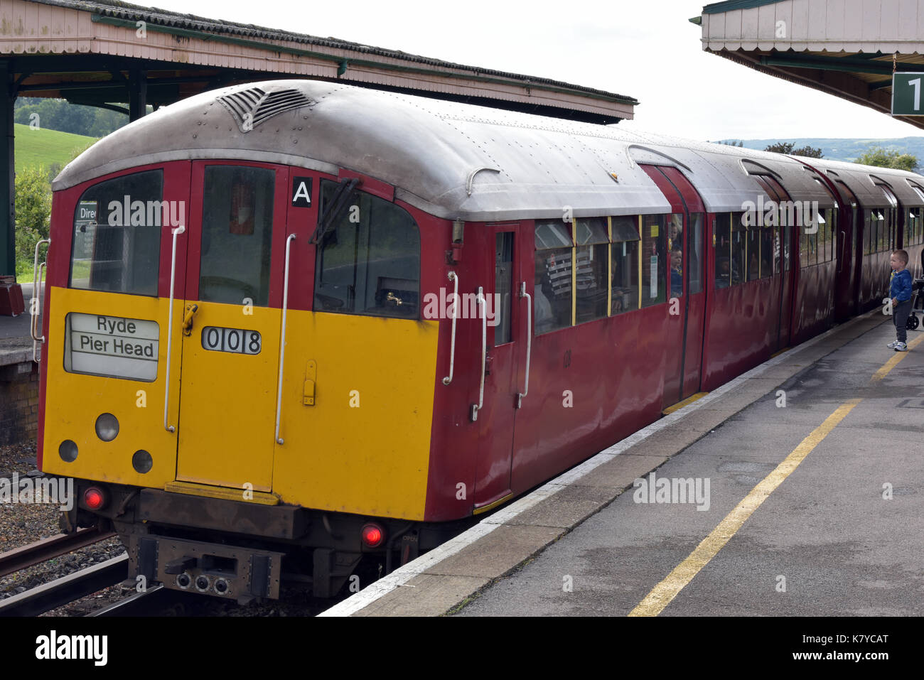 Une ligne de chemin de fer sur l'île principale de train sur l'île de Wight uk en utilisant une vieille ligne de métro Bakerloo jusqu'à la station de train brading patrimoine Railway museum. Banque D'Images
