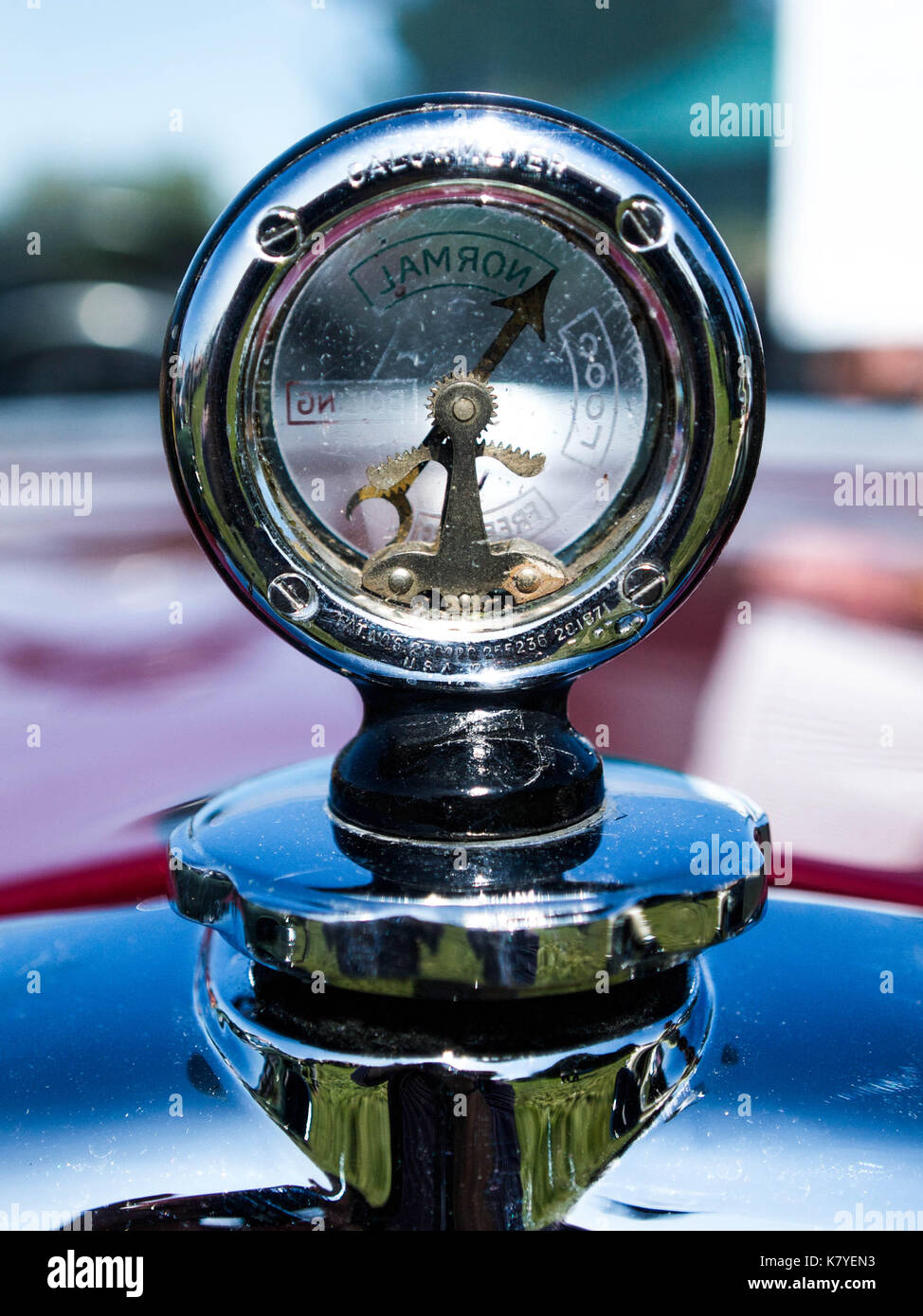 Indicateur de température sur le capot de 1932 Austin 16 - Route 159 Banque D'Images