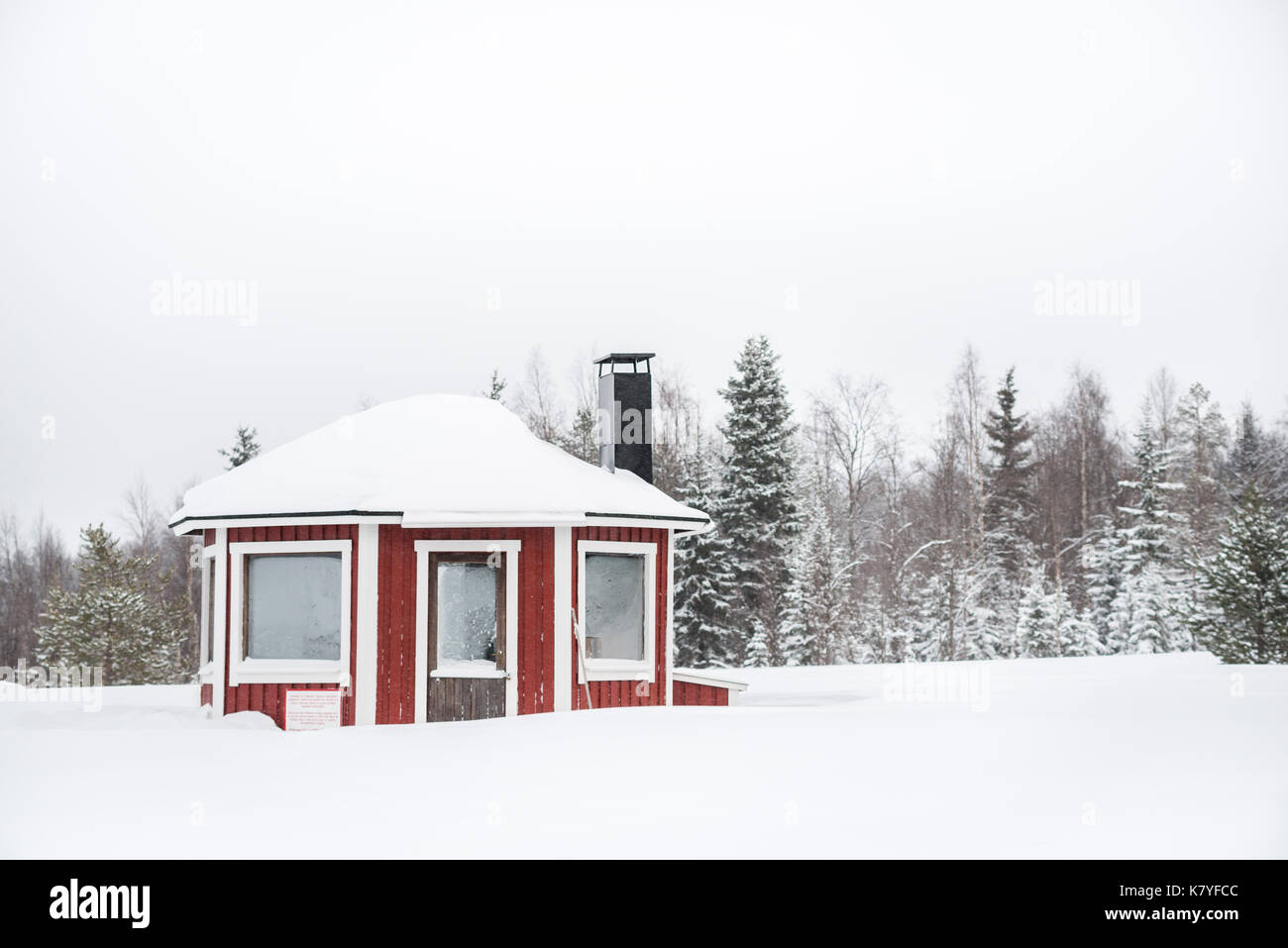 Cabine en bois couverte de neige, Finlande. Banque D'Images