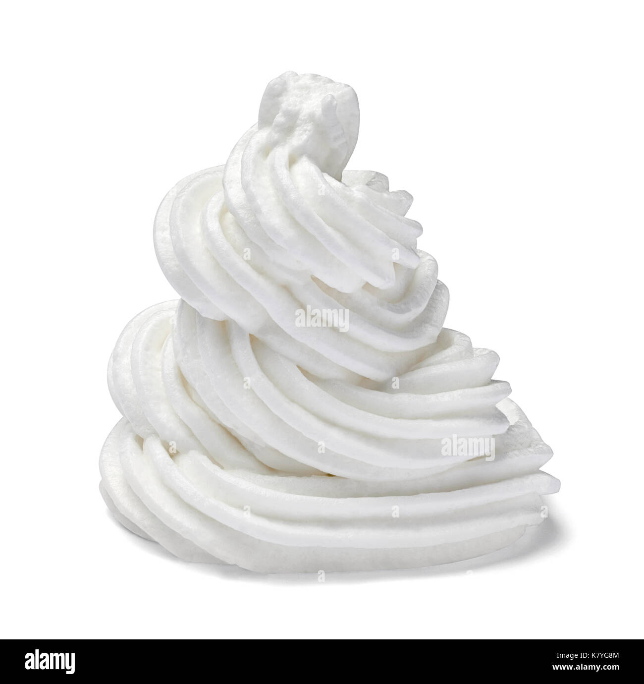 Gros plan d'une crème fouettée isolé sur fond blanc Banque D'Images