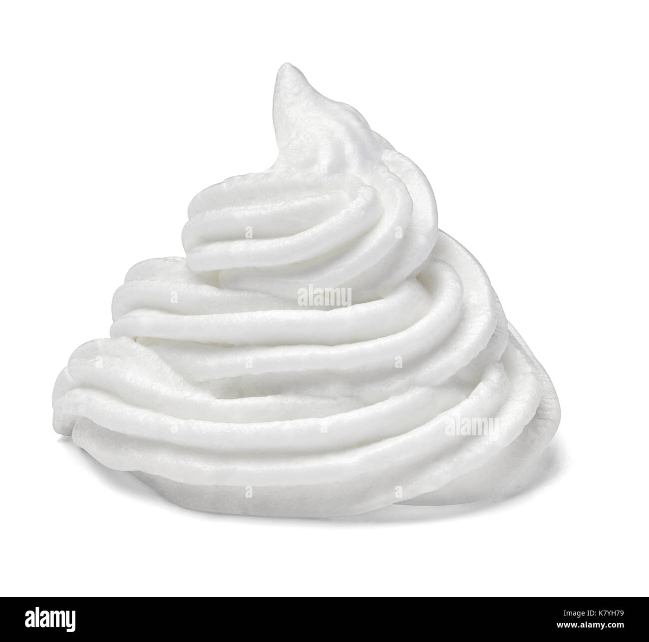 Gros plan d'une crème fouettée isolé sur fond blanc Banque D'Images
