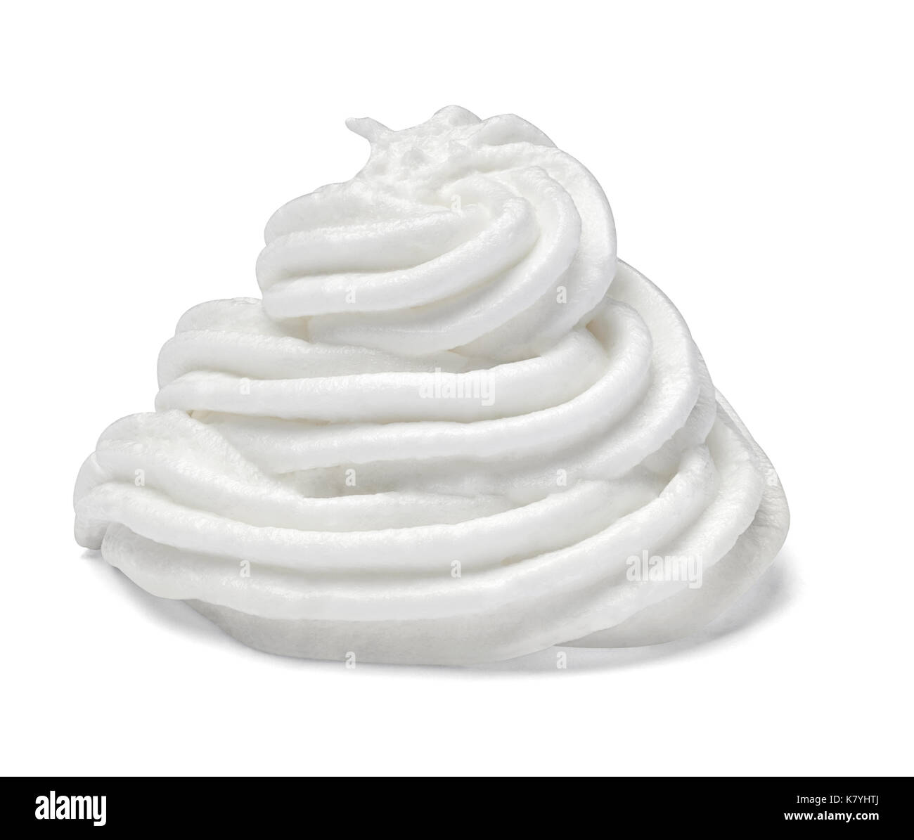 Gros plan d'une crème fouettée isolé sur fond blanc Banque D'Images