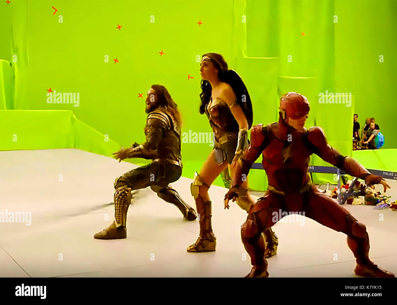 Justice LEAGUE 2017 DC Comics film avec de gauche Jason Momoa, gal Gadot, Ezra Miller tir contre un écran vert Banque D'Images