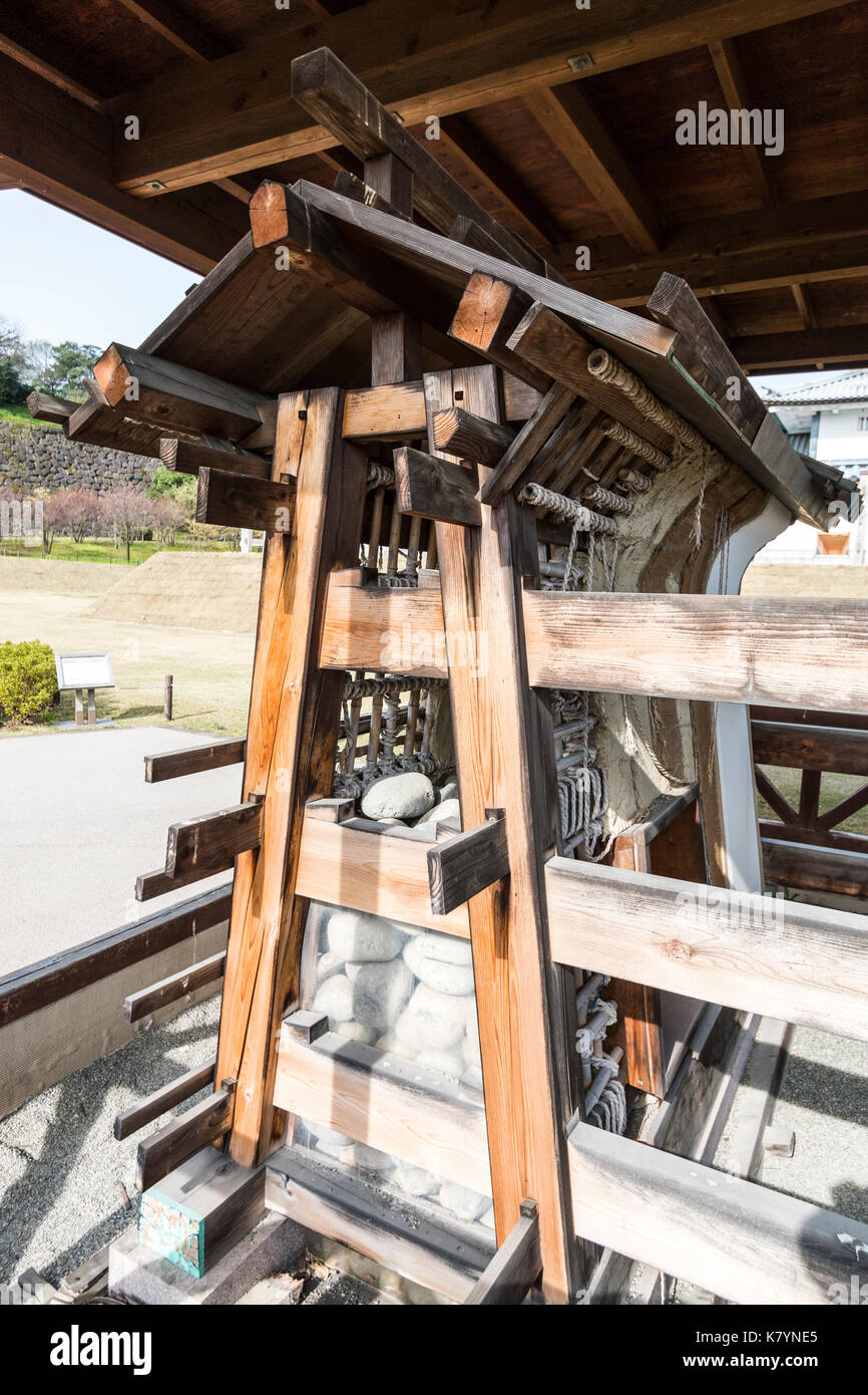 Le château de Kanazawa, Japon. Couvert en plein air de l'écran Vue en coupe de mur de château dobei montrant le détail de la construction, à la fois entre et le long. Banque D'Images