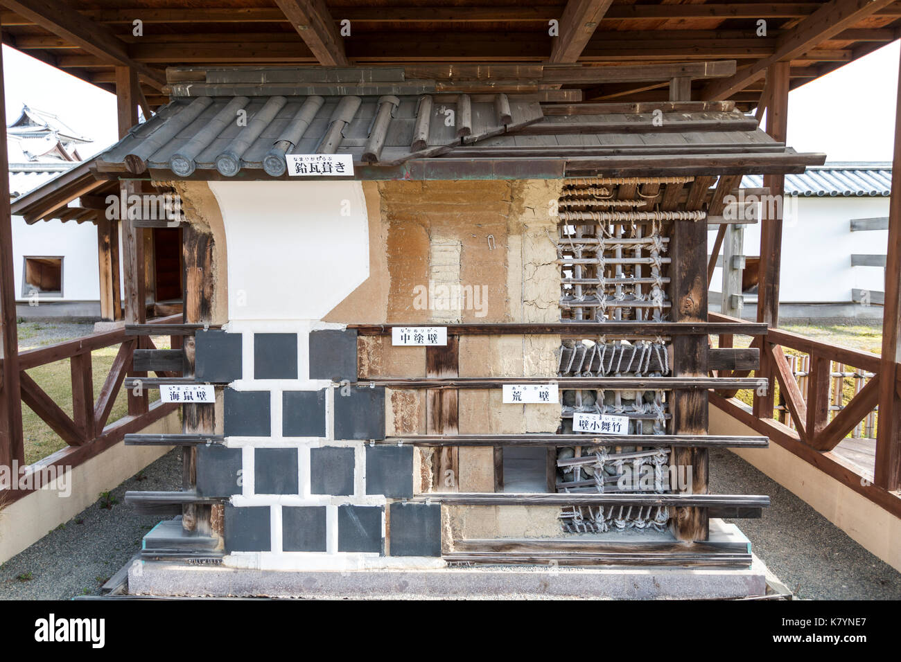 Le château de Kanazawa, Japon. Couvert en plein air de l'écran Vue en coupe de mur de château dobei montrant le détail de la construction, à la fois entre et le long. Banque D'Images