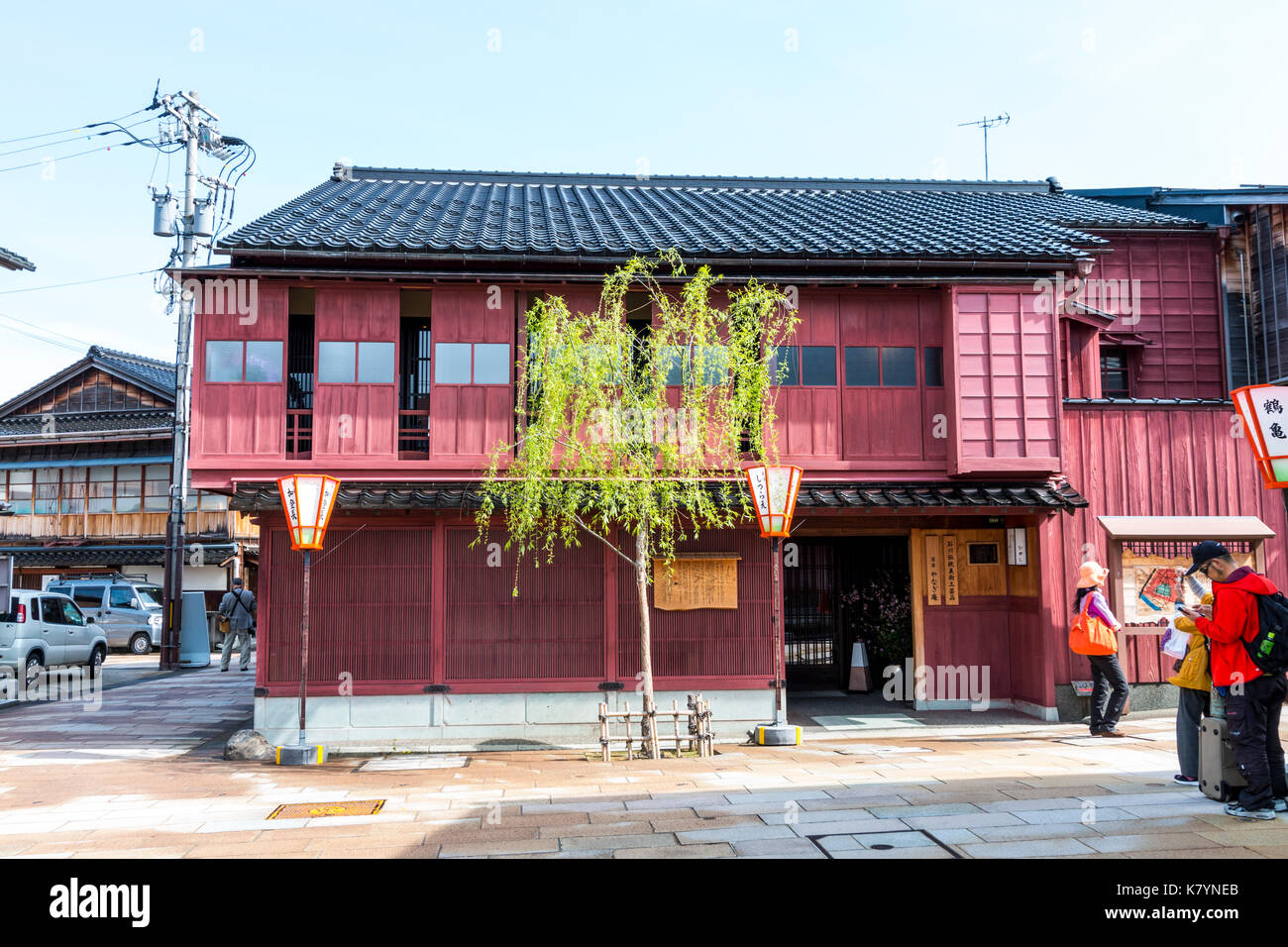 Le Japon, Kanazawa, Higashi Chaya. Période Edo, attraction touristique de deux étages en bois traditionnel merchant house, peint violet, petit saule à l'extérieur. Banque D'Images