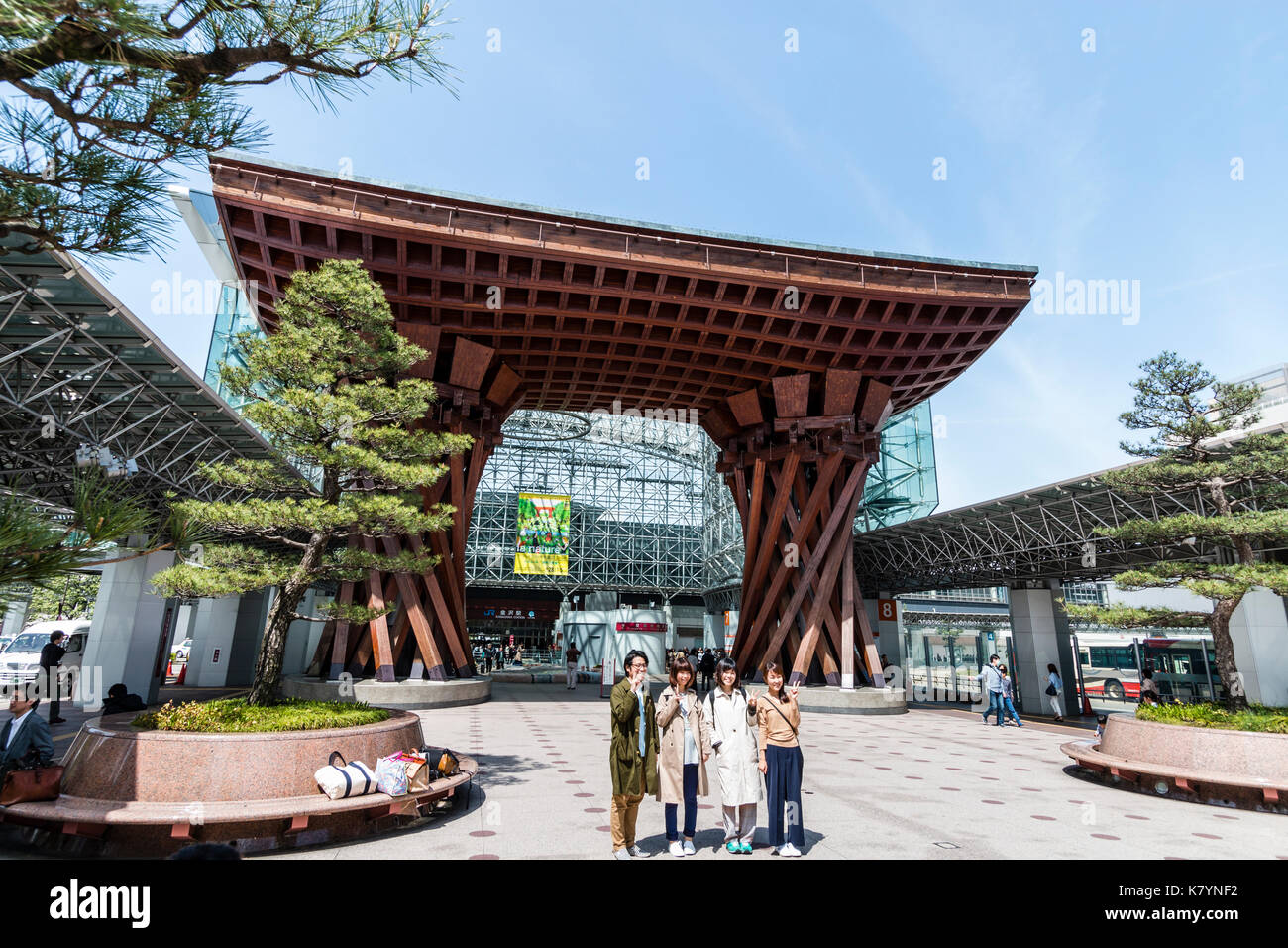 Le Japon, la gare de Kanazawa. Porte tambour Tsuzumi historique à l'entrée du dôme de verre atrium. Les touristes pose pour photo en face de la fameuse porte. Banque D'Images