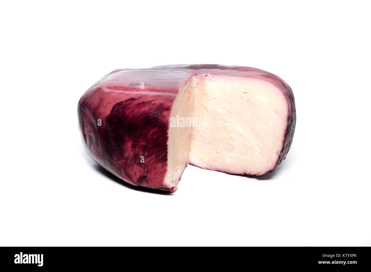 Fromage de Telavi dans le vin sur un fond blanc Banque D'Images