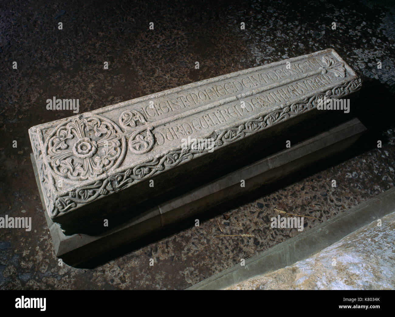 La tombe de Guillaume de Londres (d 1149) et son épouse Mathilde dans l'église prieurale Ewenny, Vale of Glamorgan, Pays de Galles. La tombe porte une inscription lombarde. Banque D'Images