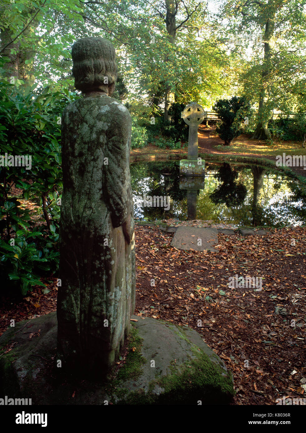 Lady's Well, Holystone, Northumberland : voir NE de la pierre, bordée d'une piscine en forme de cartes à jouer qui a été réparé et orné d'une croix dans le C18e. Banque D'Images