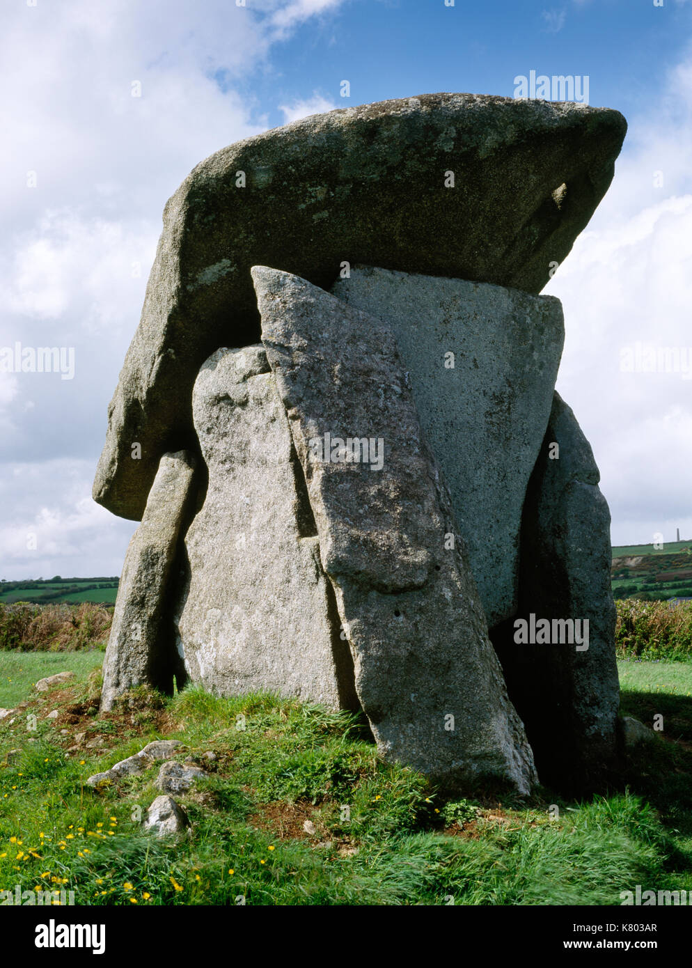 Voir SW de Trethevy Quoit portal dolmen, Cornwall : une tombe néolithique chambré alignés E-W avec chambre funéraire, antichambre & granit massif capstone. Banque D'Images