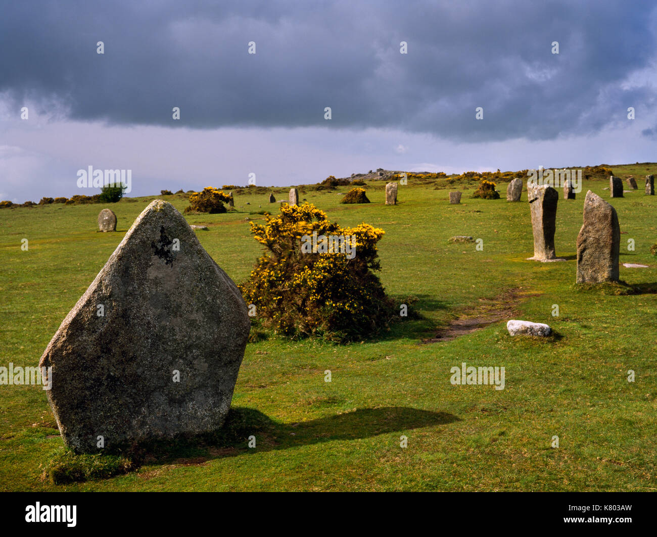 Hurlers cercles de pierres, Bodmin Moor, Cornwall : voir au NNE de partie de le cercle central avec N au-delà du cercle. Les pierres de granit ont été habillés de marteau Banque D'Images
