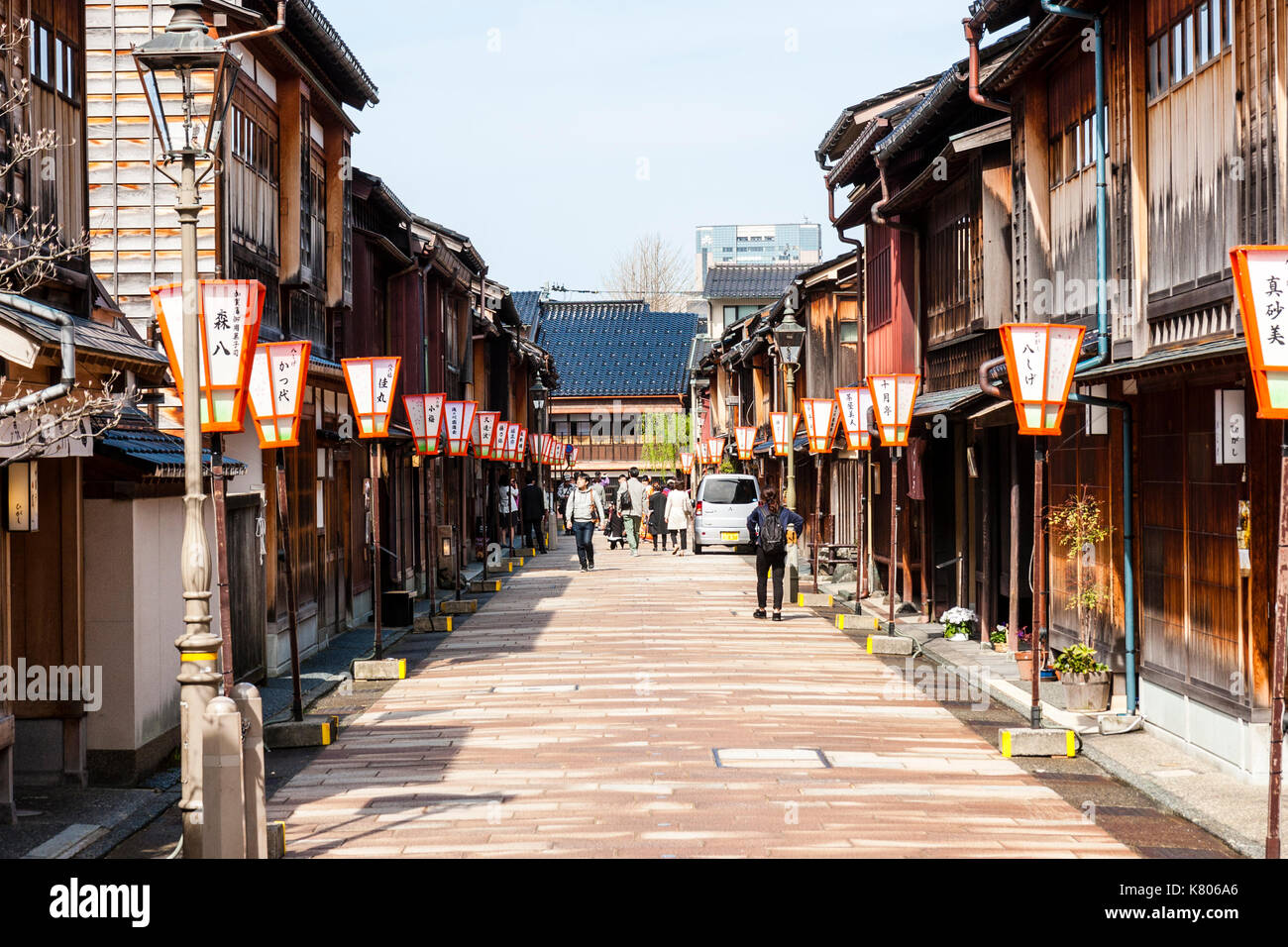 Destination touristique populaire, quartier Higashi Chaya à Kanazawa. Rue bordée des deux côtés par des bâtiments en bois de la période Edo, ryokan, boutiques et auberges. Banque D'Images