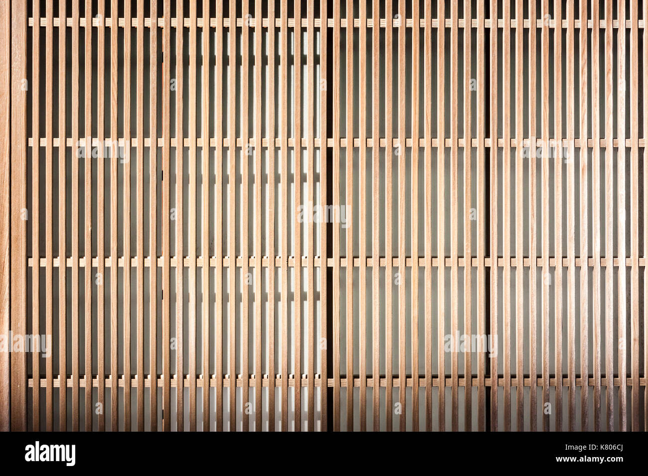 Le Japon, Kanazawa. Cadre en bois Shoji sur écran de fenêtre. Close up juste de shoji en bois. Banque D'Images
