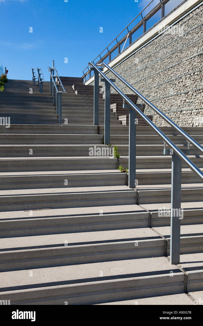Escalier en béton au Queen Elizabeth Olympic Park, Londres, UK Banque D'Images