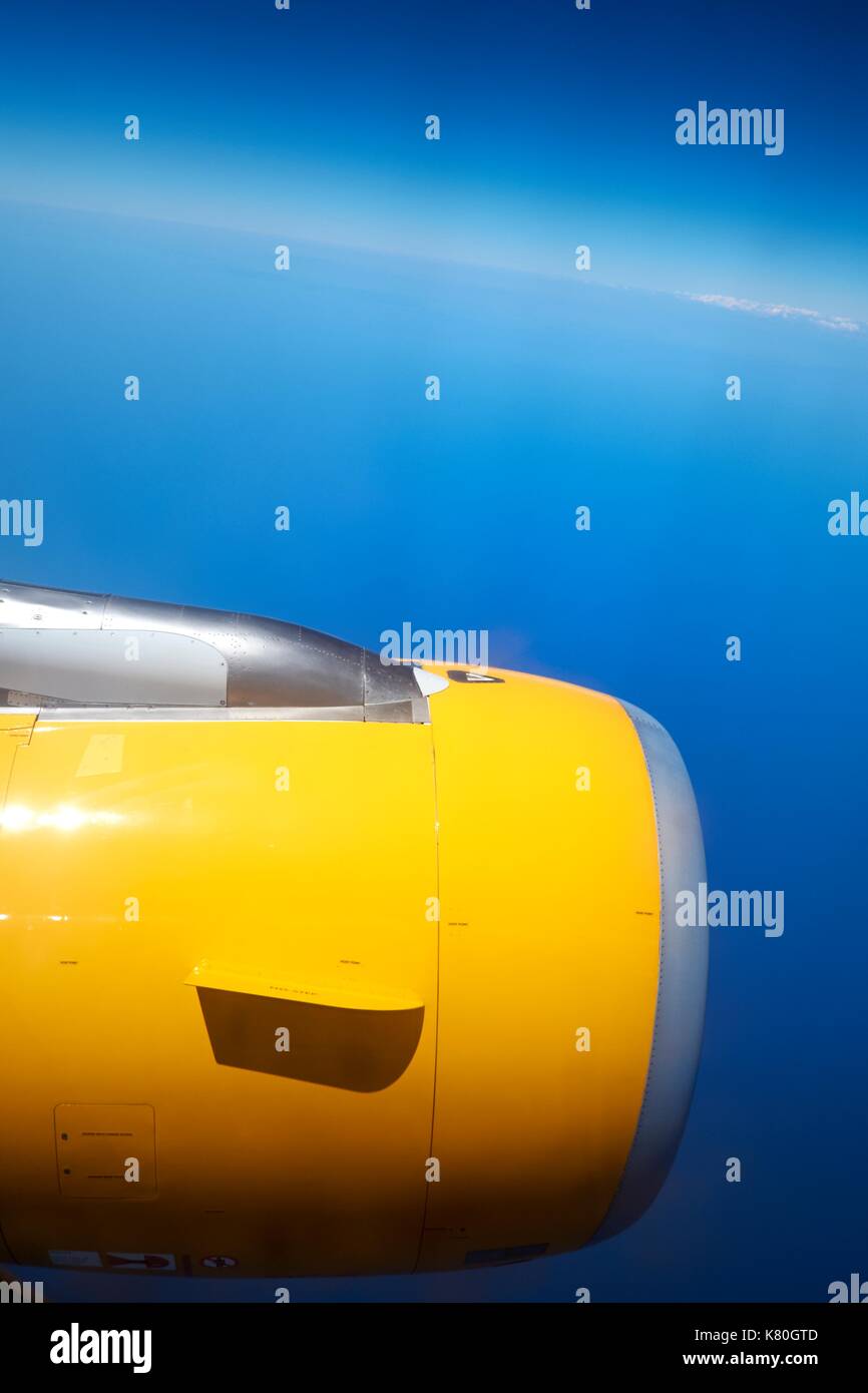 Vue de la fenêtre de l'avion d'un moteur d'avion contre un ciel bleu. Banque D'Images Vue de la fenêtre de l'avion d'un moteur d'avion contre un ciel bleu. Banque D'Images