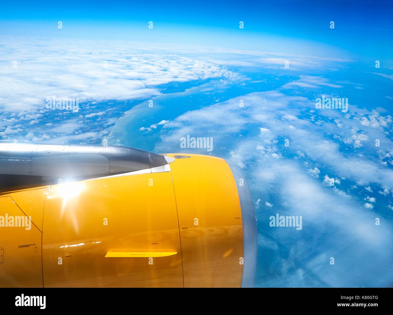 Vue de la fenêtre de l'avion d'un moteur d'avion contre un ciel bleu. Banque D'Images Vue de la fenêtre de l'avion d'un moteur d'avion contre un ciel bleu. Banque D'Images