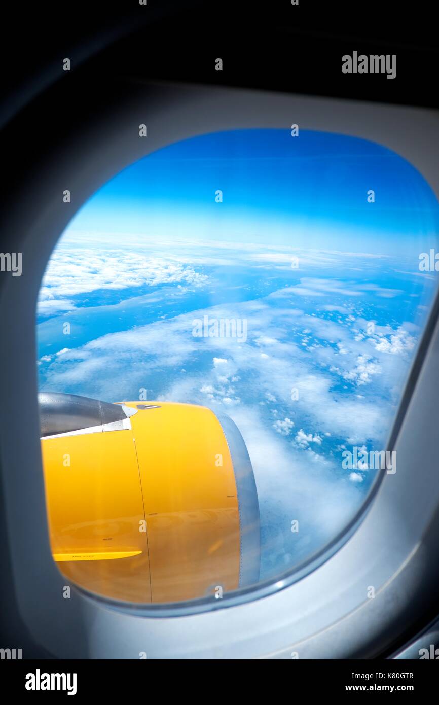 Vue de la fenêtre de l'avion d'un moteur d'avion contre un ciel bleu. Banque D'Images Vue de la fenêtre de l'avion d'un moteur d'avion contre un ciel bleu. Banque D'Images
