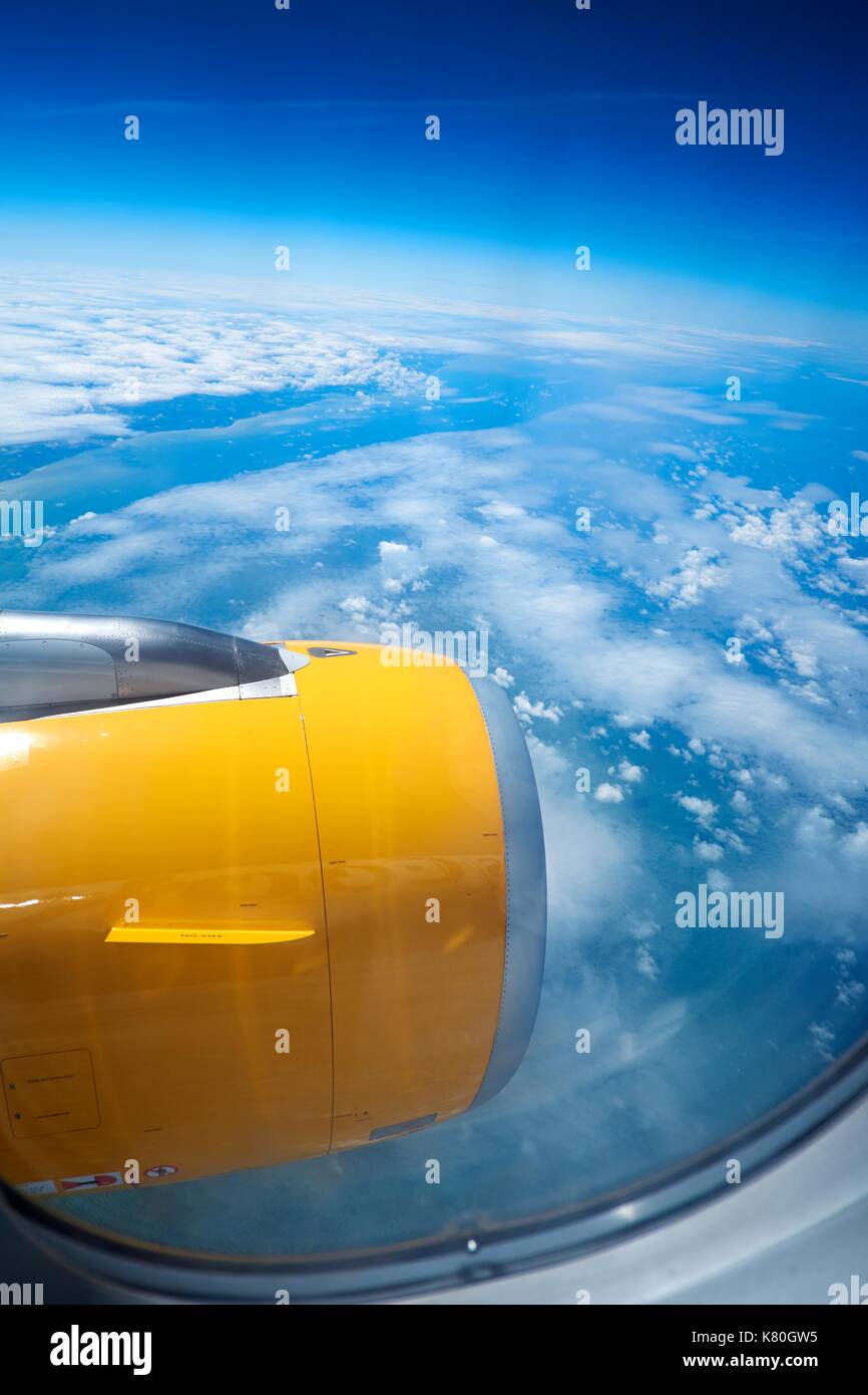 Vue de la fenêtre de l'avion d'un moteur d'avion contre un ciel bleu. Banque D'Images Vue de la fenêtre de l'avion d'un moteur d'avion contre un ciel bleu. Banque D'Images