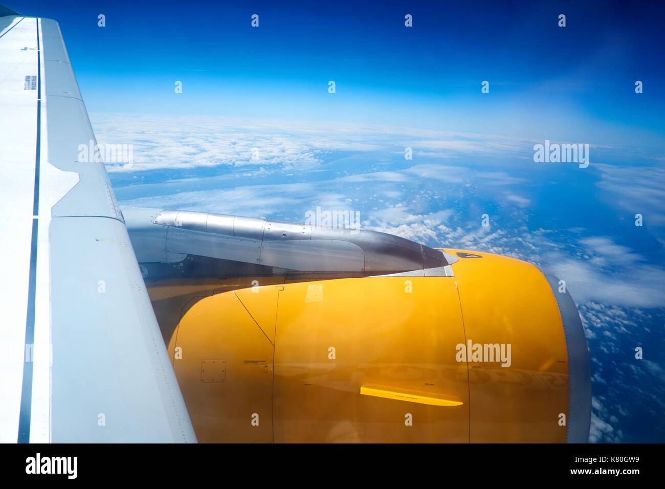 Vue de la fenêtre de l'avion d'un moteur d'avion contre un ciel bleu. Banque D'Images Vue de la fenêtre de l'avion d'un moteur d'avion contre un ciel bleu. Banque D'Images