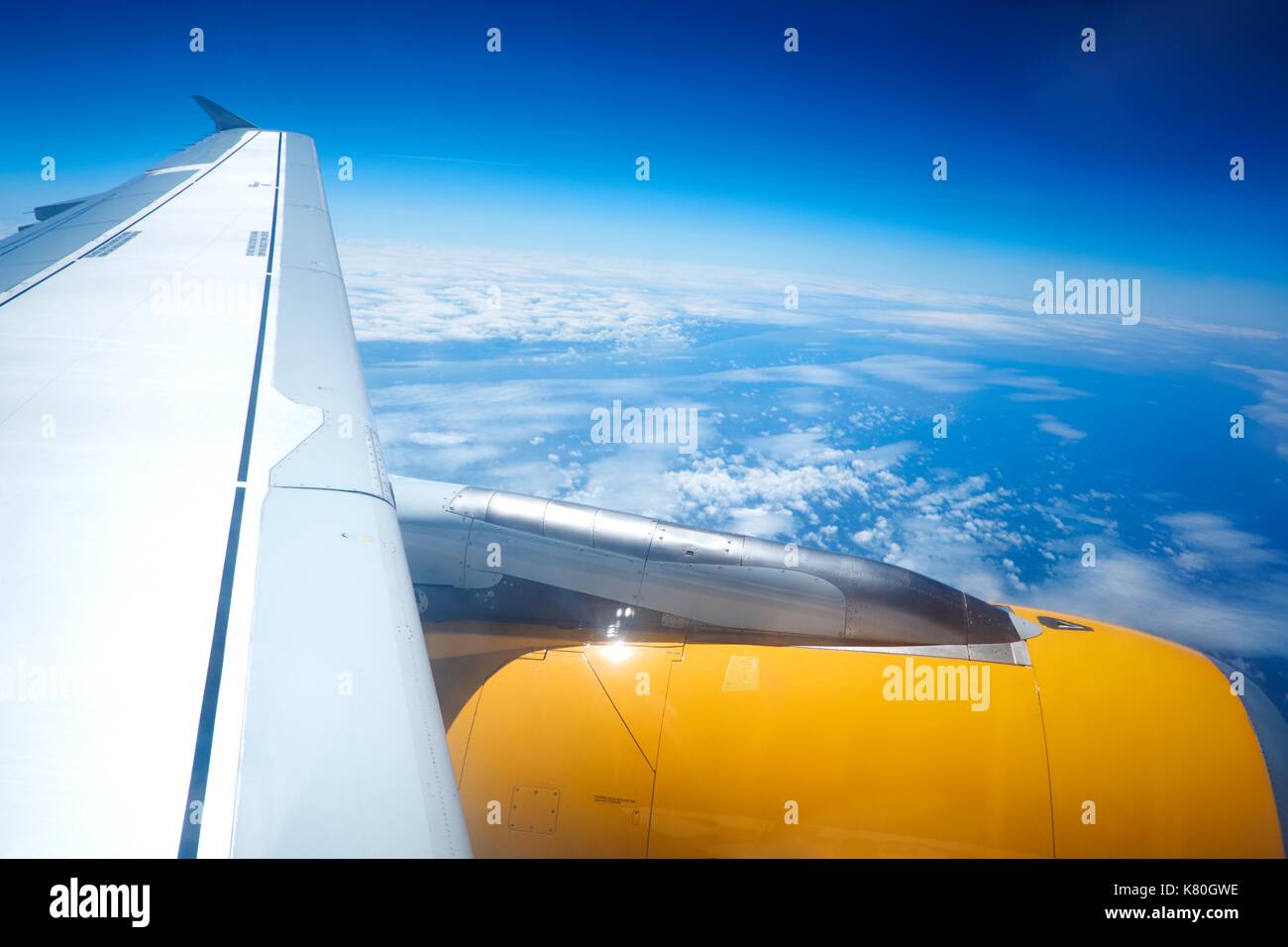 Vue de la fenêtre de l'avion d'un moteur d'avion contre un ciel bleu. Banque D'Images Vue de la fenêtre de l'avion d'un moteur d'avion contre un ciel bleu. Banque D'Images