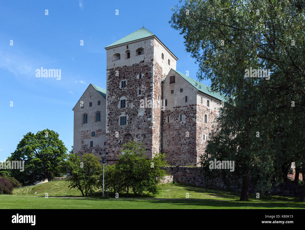 TURKU, FINLANDE, LE 30 JUIN 2017. Vue extérieure sur le château médiéval de Turku du XIIIe siècle. Bâtiment classique. Éditorial. Banque D'Images