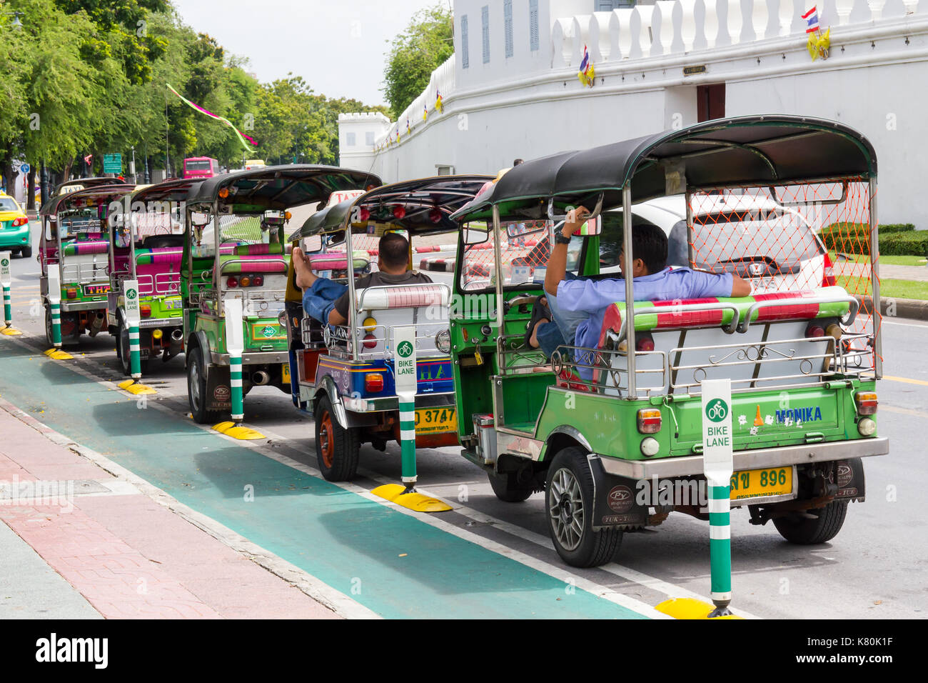 Bangkok, Thaïlande 2 août : thai un tuktuk taxi parking dans la rangée à côté du grand palais, le 2 août 2015 à Bangkok, Thaïlande. Banque D'Images