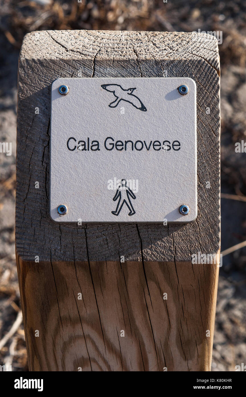 Corse : poteau en bois avec le signe de cala genovese, l'une des plages les plus sauvages du cap Corse sur le sentier des douaniers, célèbre sentier du littoral Banque D'Images