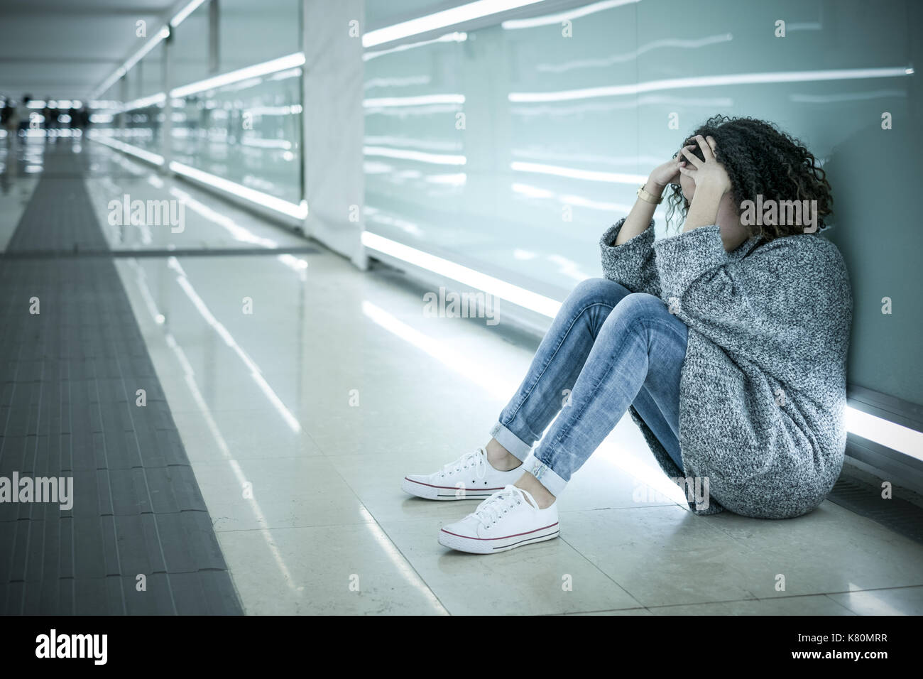 Seul Et Triste Fille Assise Sur Le Seul Motif Photo Stock Alamy