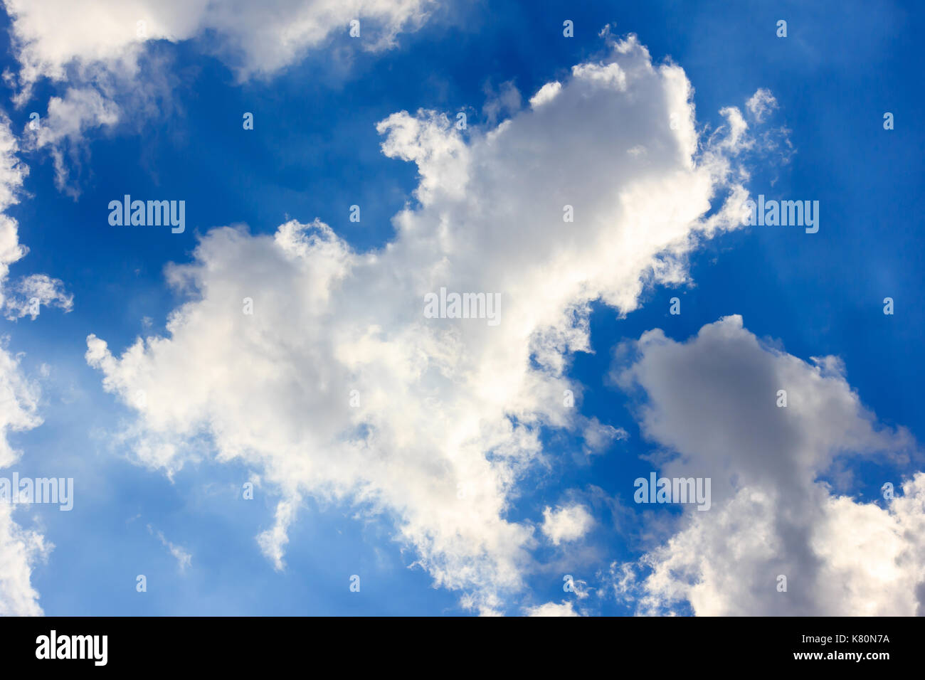 Ciel clair et de forme de coeur nuage dans la journée ensoleillée. Banque D'Images