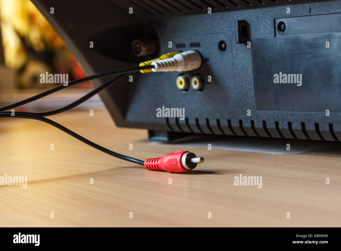 Tv branché 2. trou seulement rouge n'est pas bouché. se concentrer sur la prise rouge. Banque D'Images