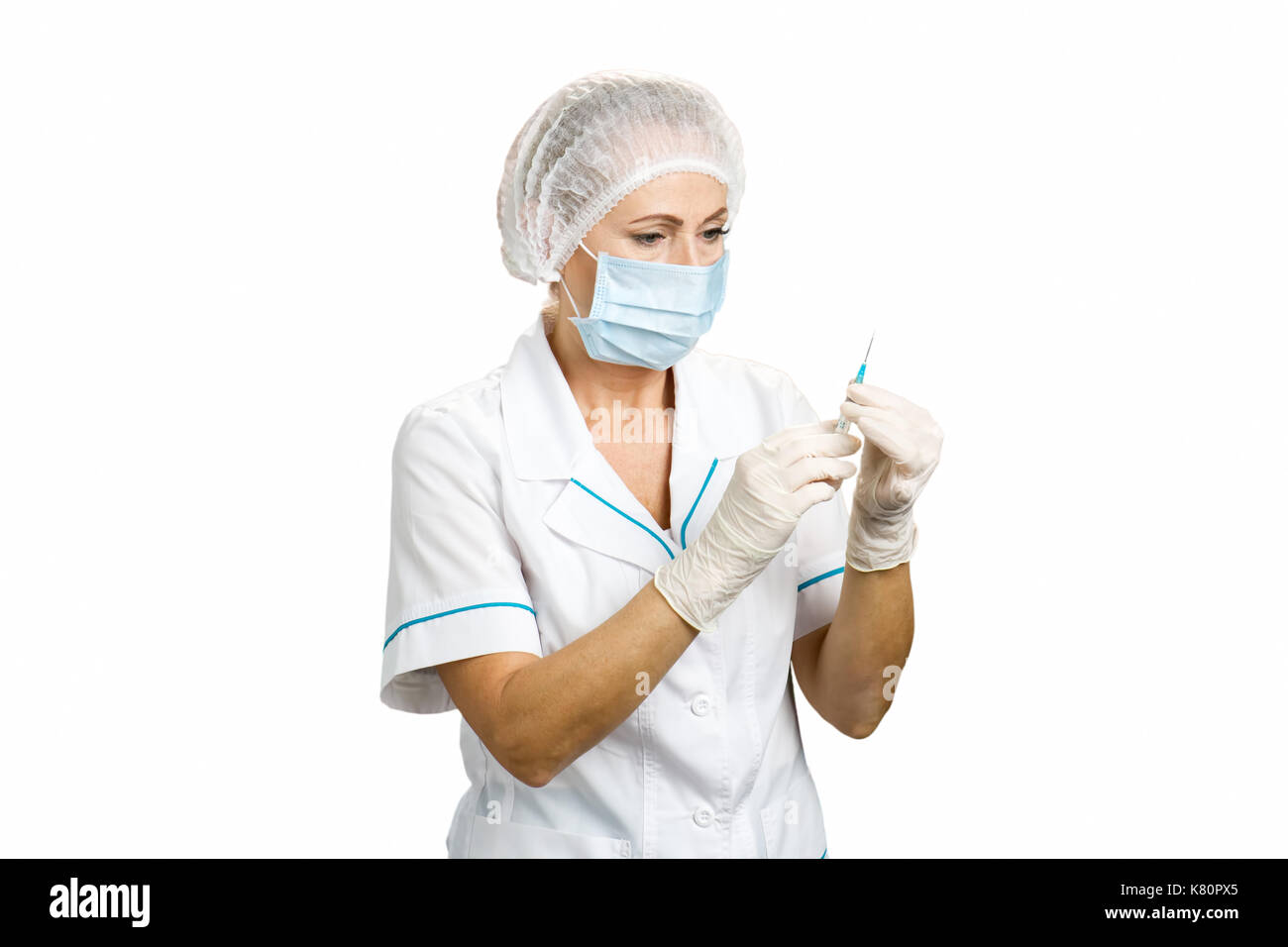 Infirmière avec masque de protection tenant l'injection. Banque D'Images