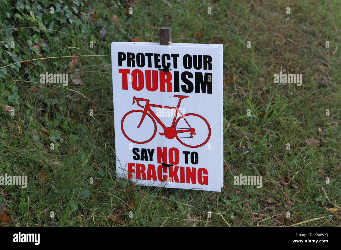 Les signes de fracturation au bord du North Yorkshire, England, UK relatives à Kirby Misperton protestations et l'opposition à la fracturation dans Yorkshire du Nord. Les manifestations se poursuivent en 2018 et sont soumis à la police et sont régulièrement dans l'actualité comme l'opposition reste à l'ensemble du processus de fracturation dans la communauté et l'environnement local. Une compagnie appelée Troisième Énergie sont concernés par les travaux dans le domaine lié à la processus de délivrance des licences au Royaume-Uni et les jugements des tribunaux sont aussi une fonction. Les militants sont souvent situés à l'emplacement du Yorkshire du Nord et les signes sont visibles. Banque D'Images